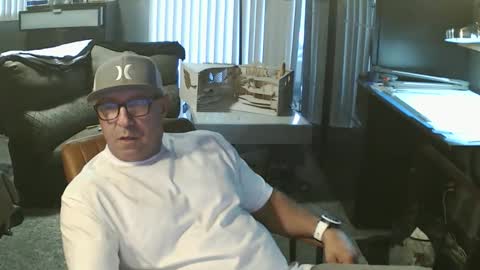 Snapshot of inittogetitin chatting on 12/21/25, 10:17 inittogetitin online show from 12/21/25, 10:17