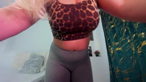 Snapshot of innocent_angell chatting on 04/22/26, 10:55 Eva online show from 04/22/26, 10:55