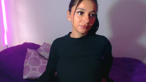 Snapshot of innocent_fox chatting on 06/20/26, 04:43 Abril online show from 06/20/26, 04:43