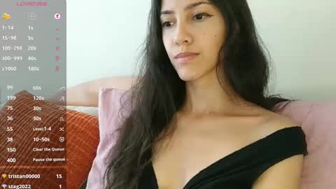 Laroa online show from 11/19/25, 10:21