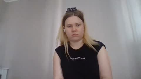 Snapshot of iolahollingshead chatting on 06/21/26, 09:34 Lola online show from 06/21/26, 09:34