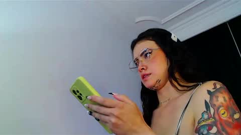 Snapshot of isa_maiden_ chatting on 02/06/25, 02:33       online show from 02/06/25, 02:33