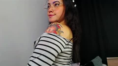 Snapshot of isa_maiden_ chatting on 02/20/25, 10:48       online show from 02/20/25, 10:48