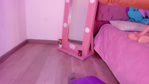 Snapshot of isa_redhair_ chatting on 02/07/25, 07:29 ....  Connection time 900 pm to 500 amRest days Wednesday and Saturday online show from 02/07/25, 07:29