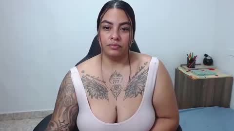 Snapshot of isabella_hots chatting on 02/25/25, 08:47 estefania online show from 02/25/25, 08:47