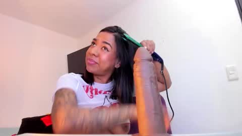 Snapshot of isabella_lopez_ chatting on 02/06/26, 05:27 Isabel Lopez online show from 02/06/26, 05:27