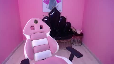 Snapshot of isabella_mendez_1 chatting on 10/29/25, 02:19 Isa online show from 10/29/25, 02:19