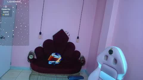 Snapshot of isabella_mendez_1 chatting on 05/20/26, 12:44 Isa online show from 05/20/26, 12:44