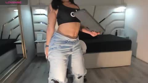 Isa  online show from 11/28/25, 12:13