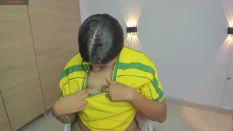 Isabella Thompson online show from 09/30/25, 08:58