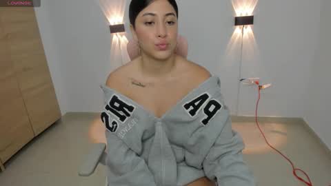 Isabella Thompson online show from 10/14/25, 09:04