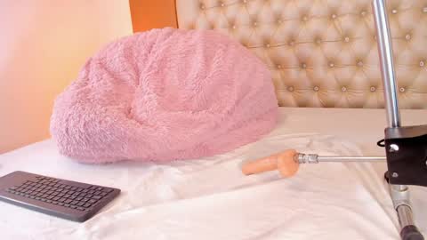 isabellaalux_ online show from 05/17/26, 08:16
