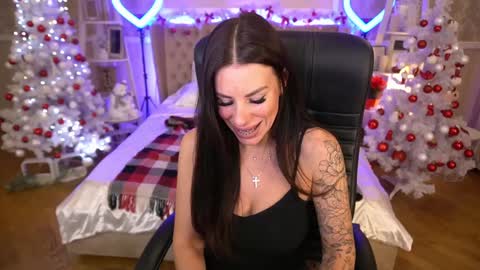 Snapshot of isabellafoxyy chatting on 12/15/24, 01:43 Marina online show from 12/15/24, 01:43