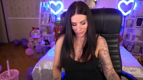 Snapshot of isabellafoxyy chatting on 02/10/25, 04:47 Marina online show from 02/10/25, 04:47
