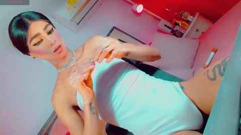 isabellagirs online show from 11/18/25, 01:59