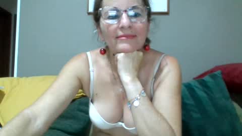 Snapshot of isabellawouti chatting on 06/22/26, 11:02 isabella online show from 06/22/26, 11:02