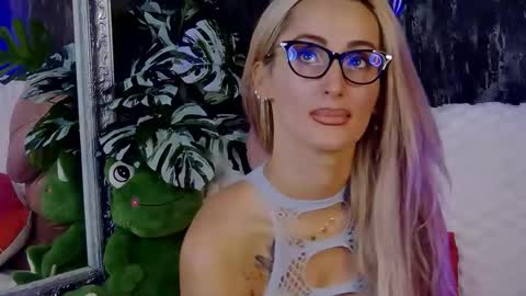 Snapshot of isabelleethan chatting on 10/03/25, 02:08 IsabelleEthan online show from 10/03/25, 02:08