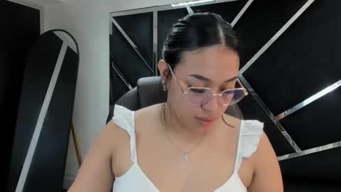isabellrodriguez18 online show from 11/18/25, 03:56