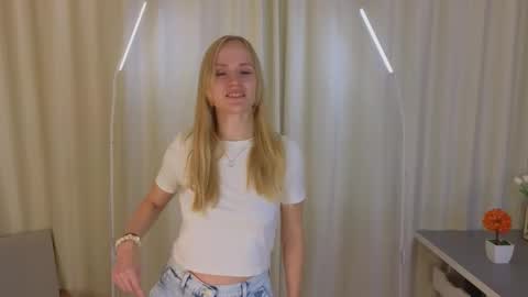 Snapshot of isauraluciano chatting on 11/25/25, 04:12 Olivia online show from 11/25/25, 04:12