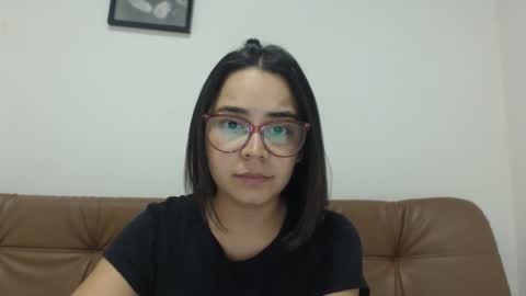 Snapshot of isemma chatting on 09/18/25, 03:19 Emma online show from 09/18/25, 03:19