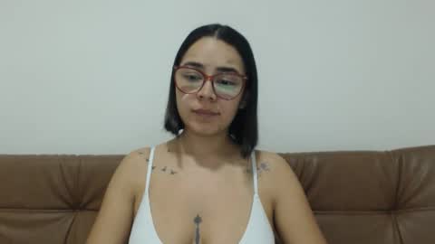 Snapshot of isemma chatting on 10/15/25, 04:45 Emma online show from 10/15/25, 04:45