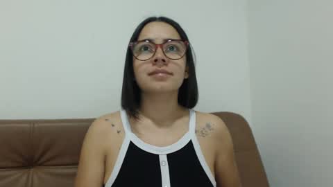 Snapshot of isemma chatting on 10/19/25, 01:39 Emma online show from 10/19/25, 01:39