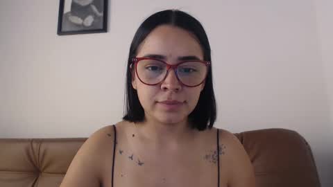 Snapshot of isemma chatting on 10/19/25, 04:40 Emma online show from 10/19/25, 04:40