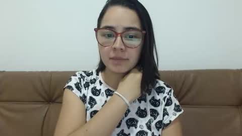 Snapshot of isemma chatting on 10/27/25, 02:37 Emma online show from 10/27/25, 02:37