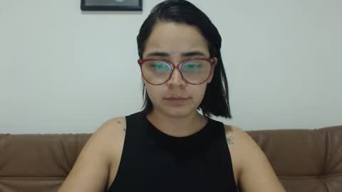 Snapshot of isemma chatting on 10/28/25, 02:59 Emma online show from 10/28/25, 02:59