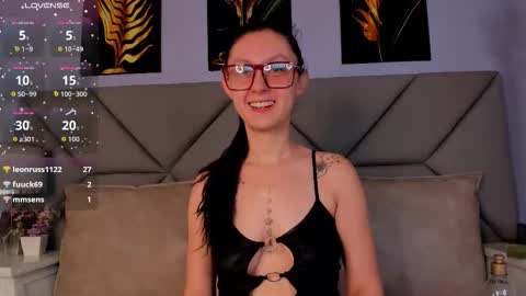 Snapshot of isis1012 chatting on 11/24/25, 02:28 isa online show from 11/24/25, 02:28