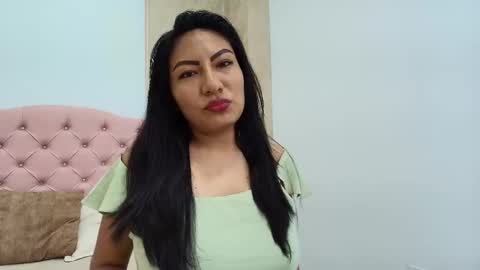 Isis Choi online show from 12/05/25, 07:21