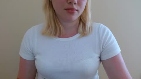 Snapshot of isla00 chatting on 06/27/26, 06:07 Isla online show from 06/27/26, 06:07