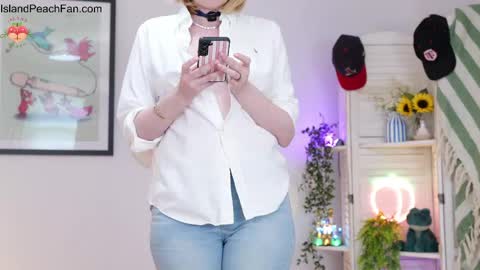Snapshot of island_peach chatting on 04/26/26, 12:58 Lou Peaches online show from 04/26/26, 12:58