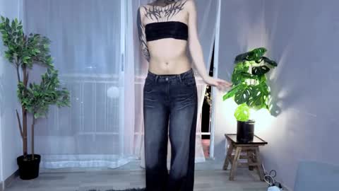 Snapshot of isnotforeveryone chatting on 09/16/25, 03:18 Julyane online show from 09/16/25, 03:18