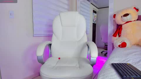 Isa  online show from 11/27/25, 09:44