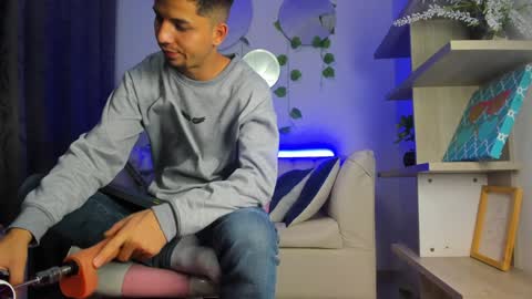 Snapshot of issac_james chatting on 12/21/24, 05:25 Issac online show from 12/21/24, 05:25