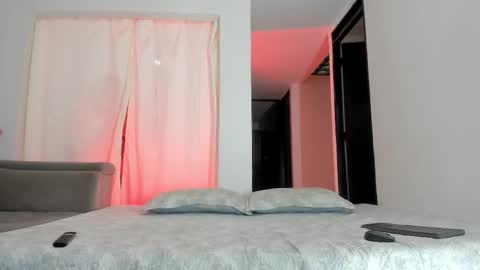 Snapshot of issalovexxx chatting on 02/15/26, 06:37 Isabella online show from 02/15/26, 06:37