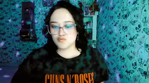 Snapshot of issis_demon chatting on 07/04/26, 04:40 Yiz online show from 07/04/26, 04:40