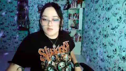 Snapshot of issis_demon chatting on 07/18/26, 03:00 Yiz online show from 07/18/26, 03:00