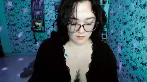 Snapshot of issis_demon chatting on 08/08/26, 04:58 Yiz online show from 08/08/26, 04:58