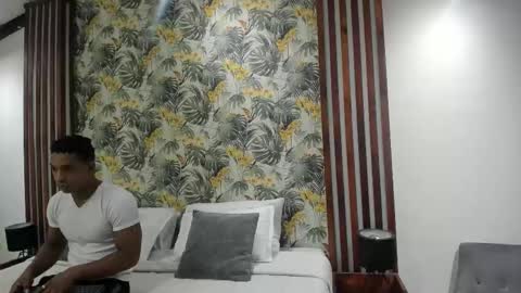 Snapshot of italomoore chatting on 09/19/25, 11:11 Italo Moore online show from 09/19/25, 11:11