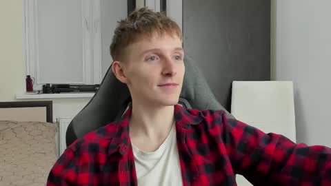 Snapshot of ithan_red chatting on 09/24/25, 06:33 Ethan online show from 09/24/25, 06:33