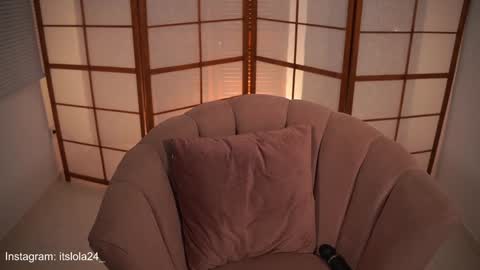 Snapshot of its_lola chatting on 01/24/25, 04:16 online show from 01/24/25, 04:16
