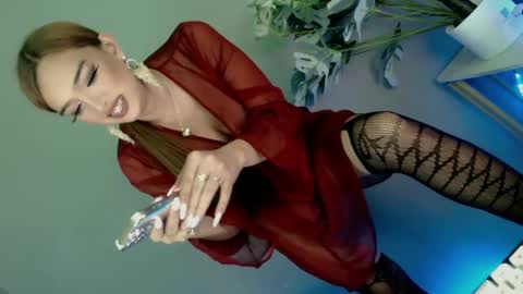 Snapshot of its_me_hedone chatting on 02/01/25, 02:05 Pixie online show from 02/01/25, 02:05