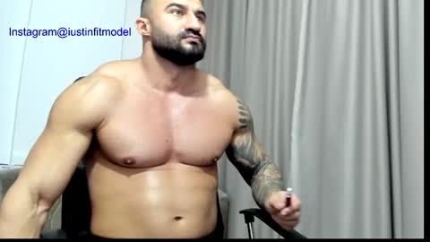 iustinmucle95 online show from 12/03/25, 11:41