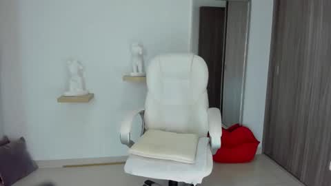 Snapshot of ivannasaenzcute chatting on 02/21/25, 11:43 Ivanna online show from 02/21/25, 11:43