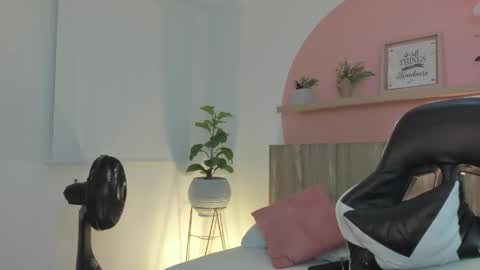 Snapshot of ivette_swan chatting on 05/01/26, 07:29 I V E T T E online show from 05/01/26, 07:29