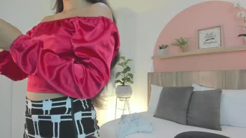 Snapshot of ivette_swan chatting on 05/05/26, 12:24 I V E T T E online show from 05/05/26, 12:24
