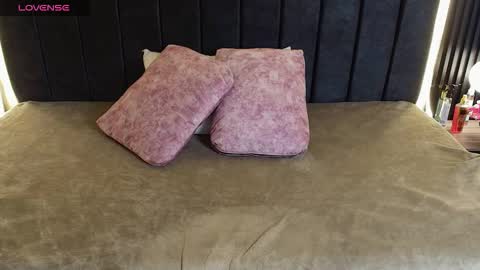 I V O N N E R O S S online show from 03/25/26, 12:00