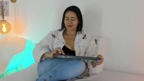 Ivy  online show from 11/06/25, 02:51